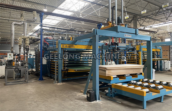 Dây chuyền cán gỗ dán mặt phim tự động 4x8ft được vận hành thành công